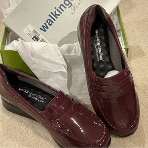 BNIB WALKING CRADLES (ROS HOMMERSON) Women’s Loafer in Wine Red
Size 10.5  2W.